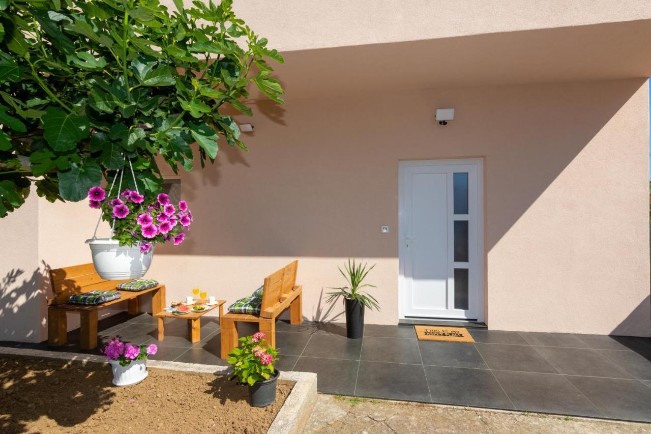 Lovely Apartment M&K In Peaceful Area - Zadar Exterior photo
