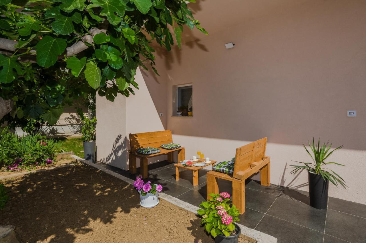 Lovely Apartment M&K In Peaceful Area - Zadar Exterior photo